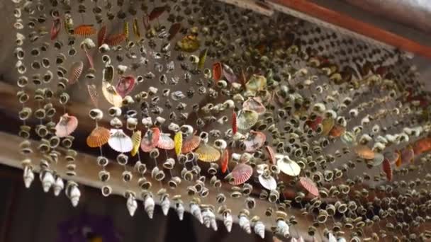 Seashell decoração, guirlanda cortina em um café acolhedor — Vídeo de Stock