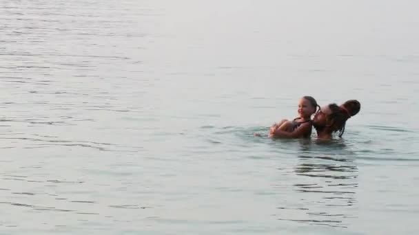 Ojciec i córka bawią się na morzu.. — Wideo stockowe