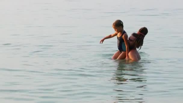 Vater und Tochter spielen auf See. — Stockvideo