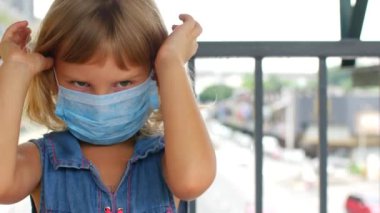 Coronavirus 2019-ncov 'a karşı korunmak için yüzünde maske olan çocuk.