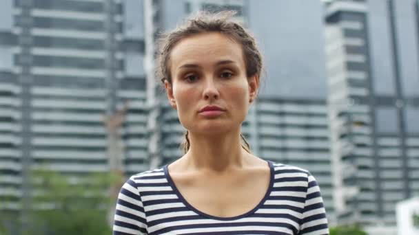 A nő álarcot visel a koronavírus elleni védelem érdekében 2019-ncov — Stock videók