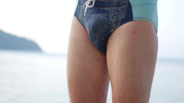 在大海的背景上，穿着泳裤的男人 — 图库视频影像