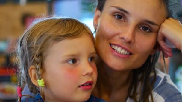 Retrato de una hija y madre, conversación casual — Vídeos de Stock