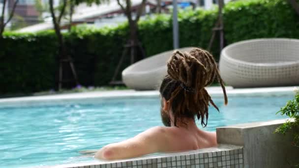 Un uomo si sta rilassando in piscina . — Video Stock