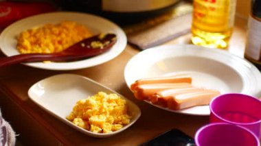 Tabaktan sosis al, mutfakta pişir.