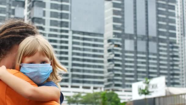 Een man met een dochter in zijn armen, de familie verdedigt zich tegen het coronavirus 2019-ncov — Stockvideo
