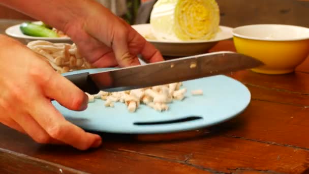 Couper les champignons pour faire frire les légumes, préparer des aliments sains — Video