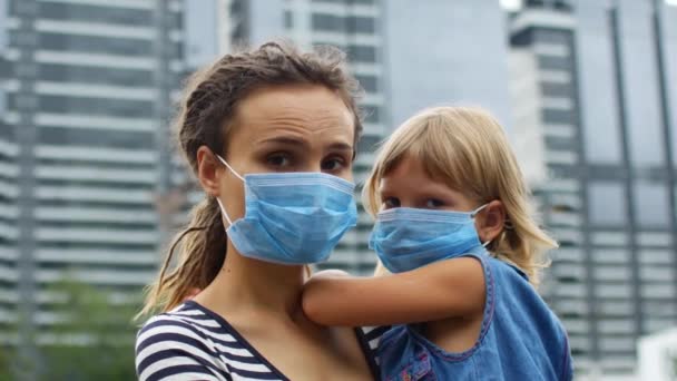 Mãe segura sua filha em seus braços, epidemia de coronavírus 2019-nCoV — Vídeo de Stock