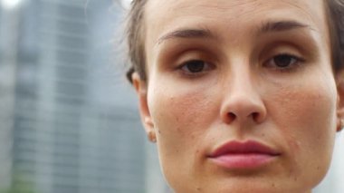 Kadın, Coronavirus 2019-ncov 'dan korunmak için maske takıyor.