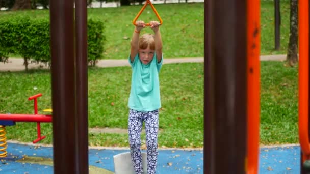 Дитяча дівчина на дитячому майданчику, вихідний — стокове відео