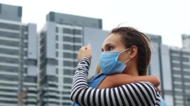 Anne kızını kollarında tutuyor, koronavirüs salgını 2019-ncov