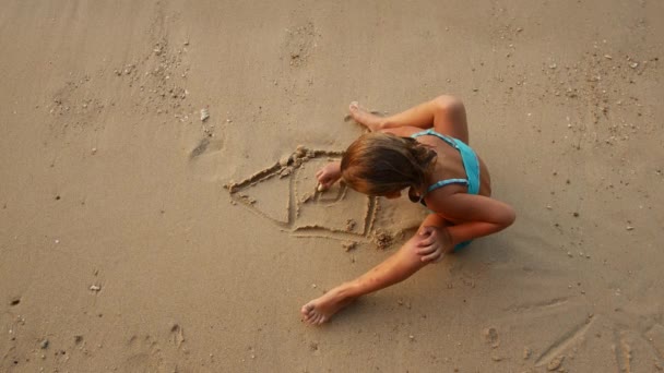Barnet drar på sanden. — Stockvideo