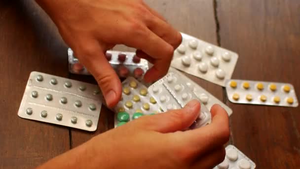 Een man is op zoek naar het juiste medicijn, zijn handen worden beïnvloed door psoriasis — Stockvideo