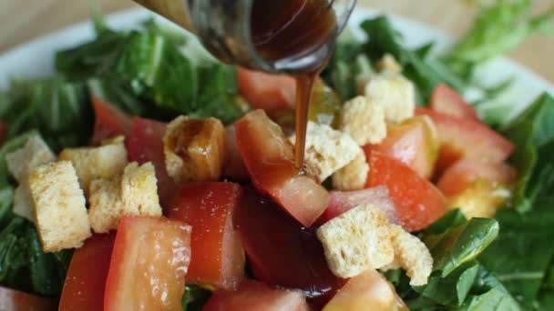 Koken gezonde vegetarische salade in slow motion — Stockvideo