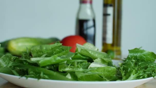 Sla in een bord voor het bereiden van een gezonde vegetarische maaltijd — Stockvideo