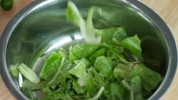 Салат в тарілці, що готує здорову вегетаріанську страву — стокове відео