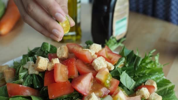 Cuisson salade végétarienne saine au ralenti — Video