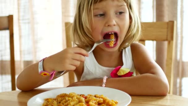 6 year old girl eating spaghetti. — Stockvideo