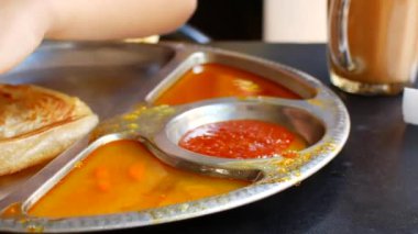 Roti ve Dall Malezya. Sokak yemeği.