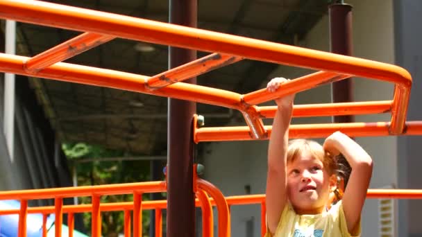 Meisje op de speelplaats. Ladder voor handen — Stockvideo