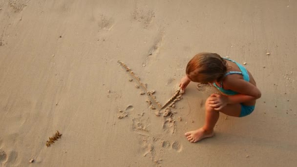 L'enfant puise sur le sable . — Video