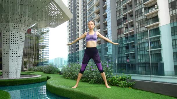 A young woman is doing a workout. — Stock video