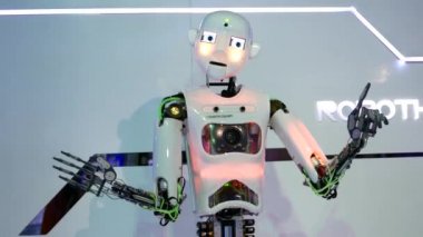 Kuala-Lumpur, Şubat 2020 Beyaz robot hareket ediyor ve konuşuyor