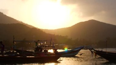 Sıcak bir körfezde dalgalar üzerinde sallanan balıkçı teknesi