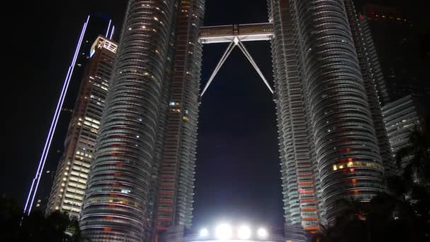 Kuala Lumpur, Malezya 'daki Petronos Kuleleri. Alt manzara, gece çekimi. — Stok video