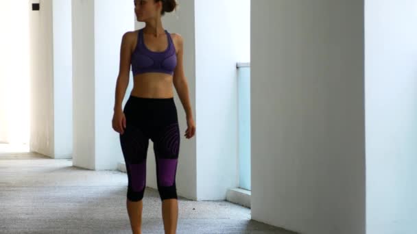 Egy fiatal nő visszatér az edzésről. — Stock videók