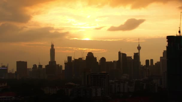 Coucher de soleil sur une métropole avec des gratte-ciel, vidéo épique — Video