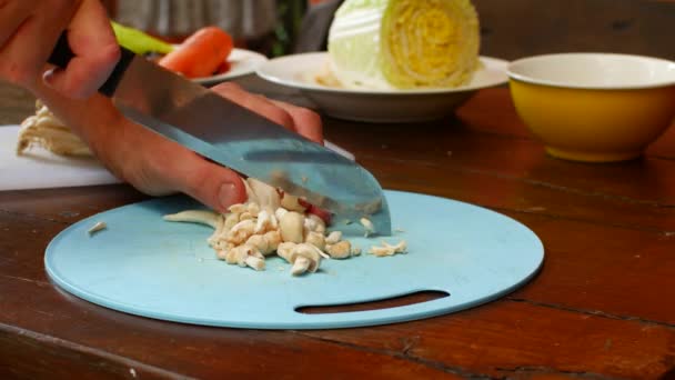 Κοπή μανιταριών για τηγάνισμα λαχανικών, προετοιμασία υγιεινών τροφίμων — Αρχείο Βίντεο