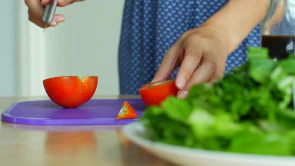 Cortar verduras para ensalada. Mujer desmenuza ingredientes con un cuchillo — Vídeos de Stock