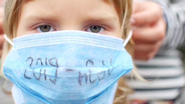 Kind met masker op gezicht ter bescherming tegen coronavirus 2019-ncov — Stockvideo