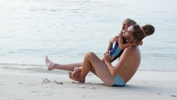 Ο μπαμπάς και η κόρη περνούν χρόνο μαζί και διασκεδάζουν στην παραλία, οικογενειακές αξίες και φροντίδα — Αρχείο Βίντεο