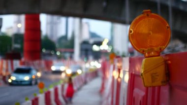 Yanıp sönen turuncu ışık, yol onarımı