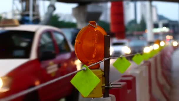 Luz naranja intermitente, trabajos de reparación de carreteras — Vídeos de Stock