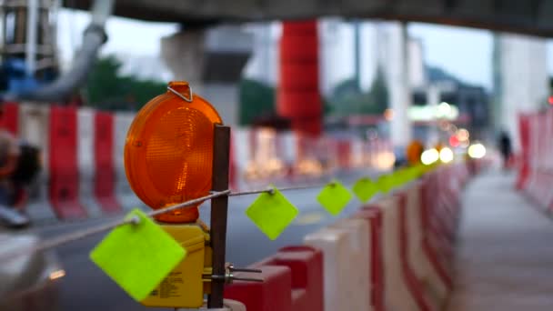 Yanıp sönen turuncu ışık, yol onarımı — Stok video