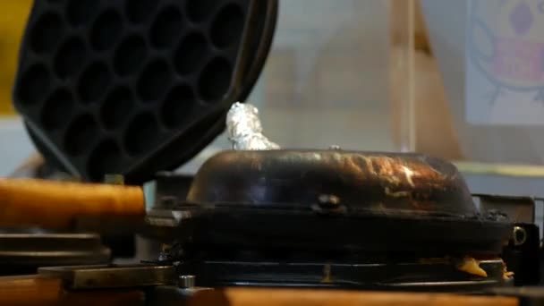 Faça waffles em um ferro de waffle — Vídeo de Stock