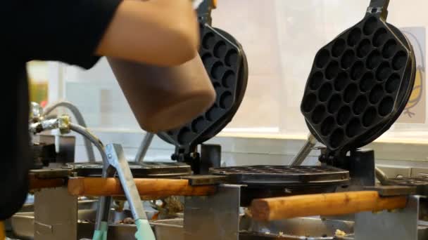 Fare i waffle in una piastra per waffle — Video Stock