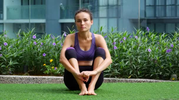 Young woman doing stretching on the grass — Stock videók