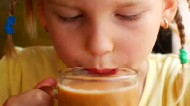 Little girl drinks a hot milk drink and burns hersel — 图库视频影像