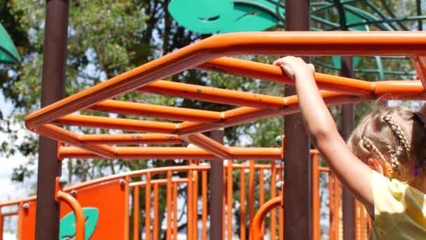 Rapariga no parque infantil. Escada de mãos — Vídeo de Stock