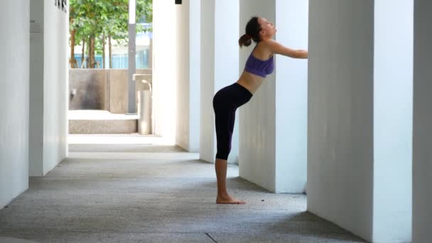 Young pregnant woman doing stretching. — Stock video