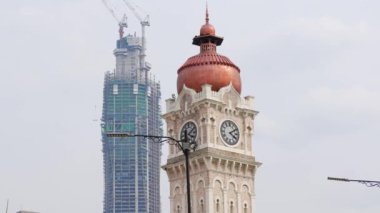 Şehir binaları, modern ve eski iki kule.