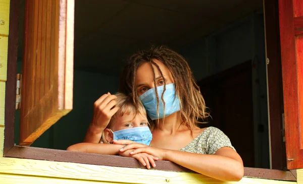 Epidemia Coronavirus Covid Mamá Hija Cuarentena Máscara Casa Aislamiento —  Fotos de Stock