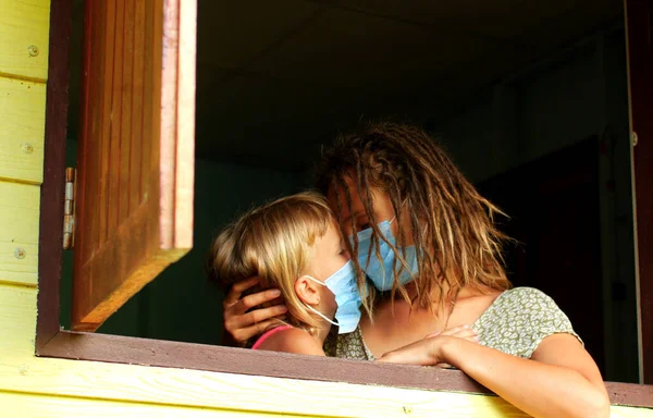 Epidemia Coronavírus Covid Mãe Filha Quarentena Máscara Casa Isolamento — Fotografia de Stock