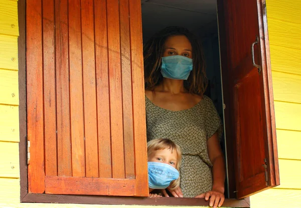 Epidemia Coronavírus Covid Mãe Filha Quarentena Máscara Casa Isolamento — Fotografia de Stock