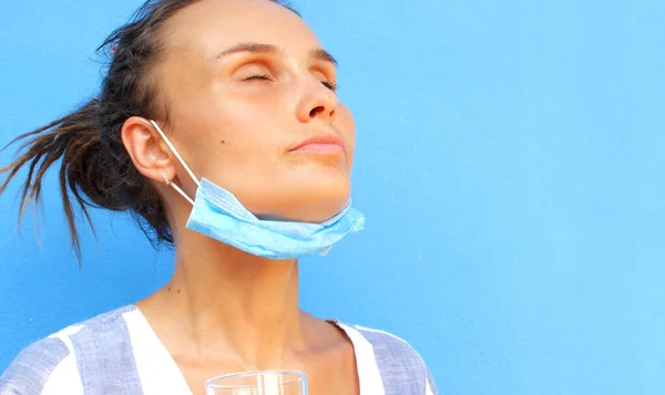 Mujer Con Máscara Médica Sobre Fondo Azul Concepto Para Covid —  Fotos de Stock