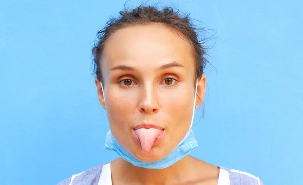 Een Vrouw Met Een Medisch Masker Positief Het Einde Van — Stockfoto